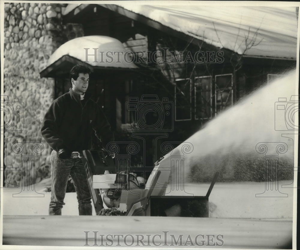 1988 Press Photo Simplicity Manufacturing Inc has new design for snowblower - Historic Images