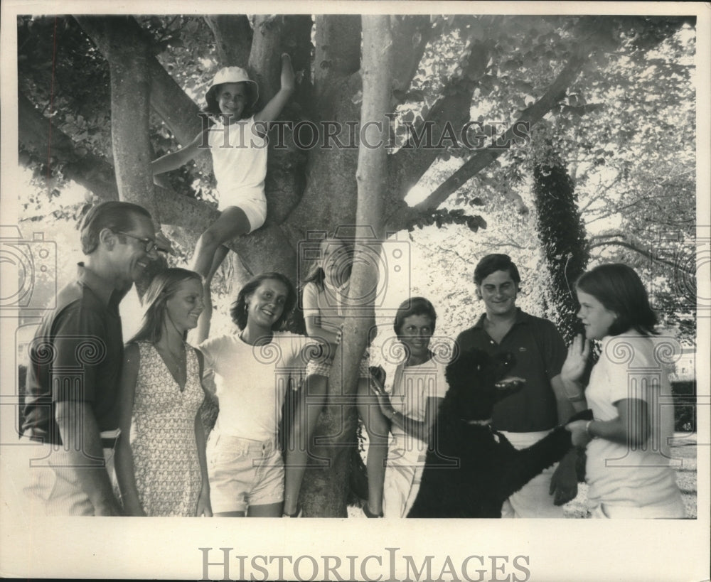 1974 Press Photo William Simon, Politician, Taking Family Photo in Front Yard - Historic Images