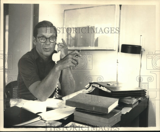 1974 Press Photo William Simon, Politician, Working in Casual Wear on Vacation - Historic Images