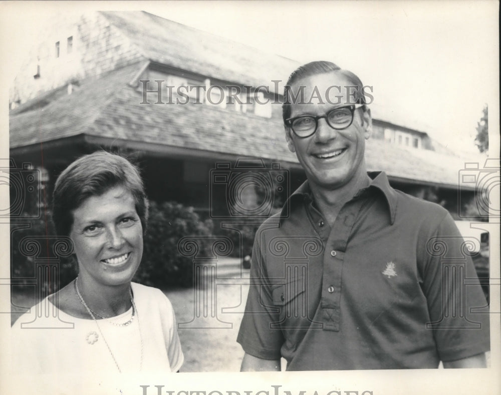 1974 Press Photo William Simon and wife enjoy easygoing life in East Hampton. - Historic Images