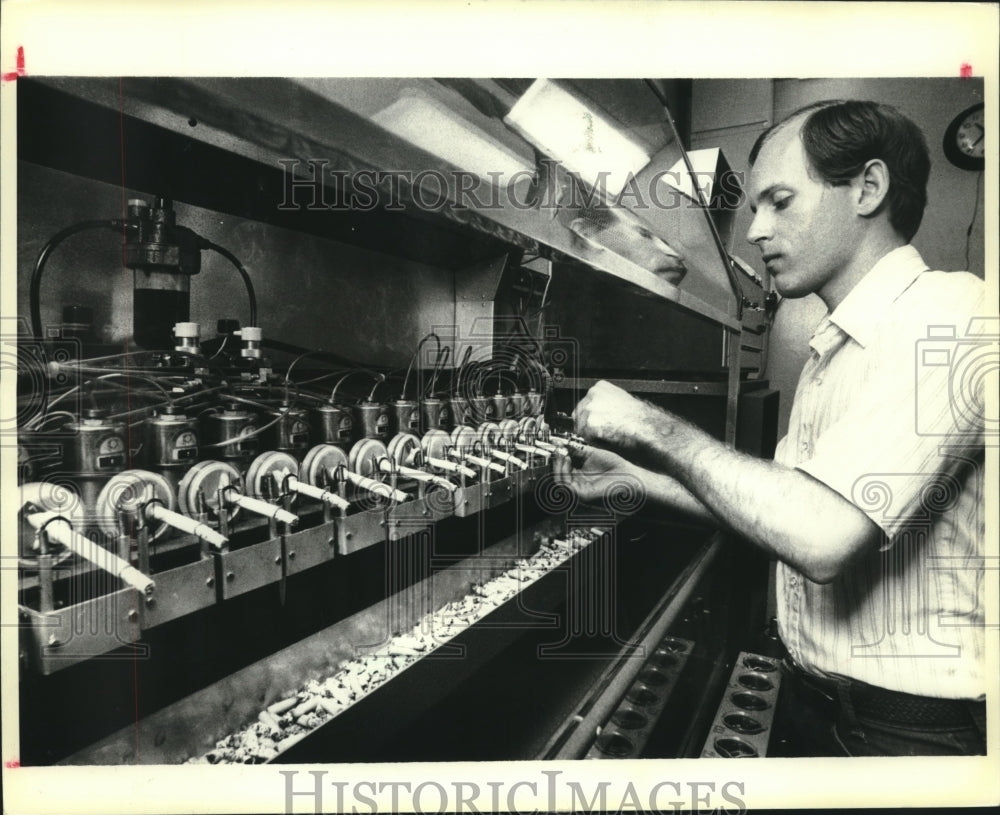 1980 Press Photo Christopher Jensen monitored new cigarette machine, FTC - Historic Images