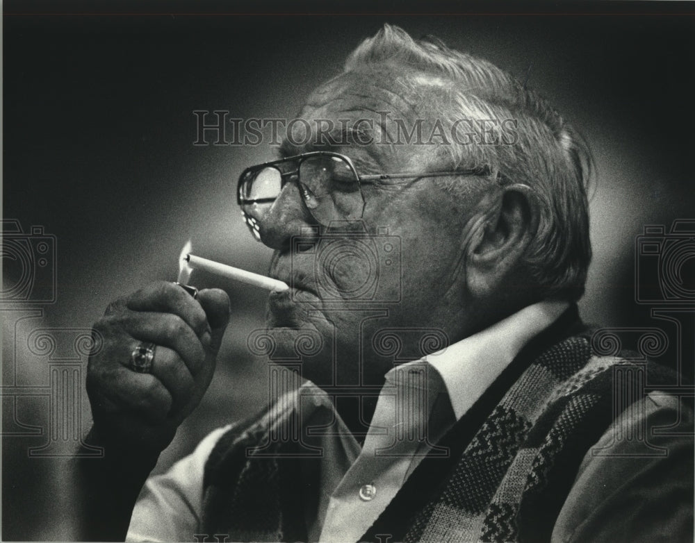 1990 Press Photo Frank Reisinger smoking Carlton 100s, West Allis - mjc01318 - Historic Images