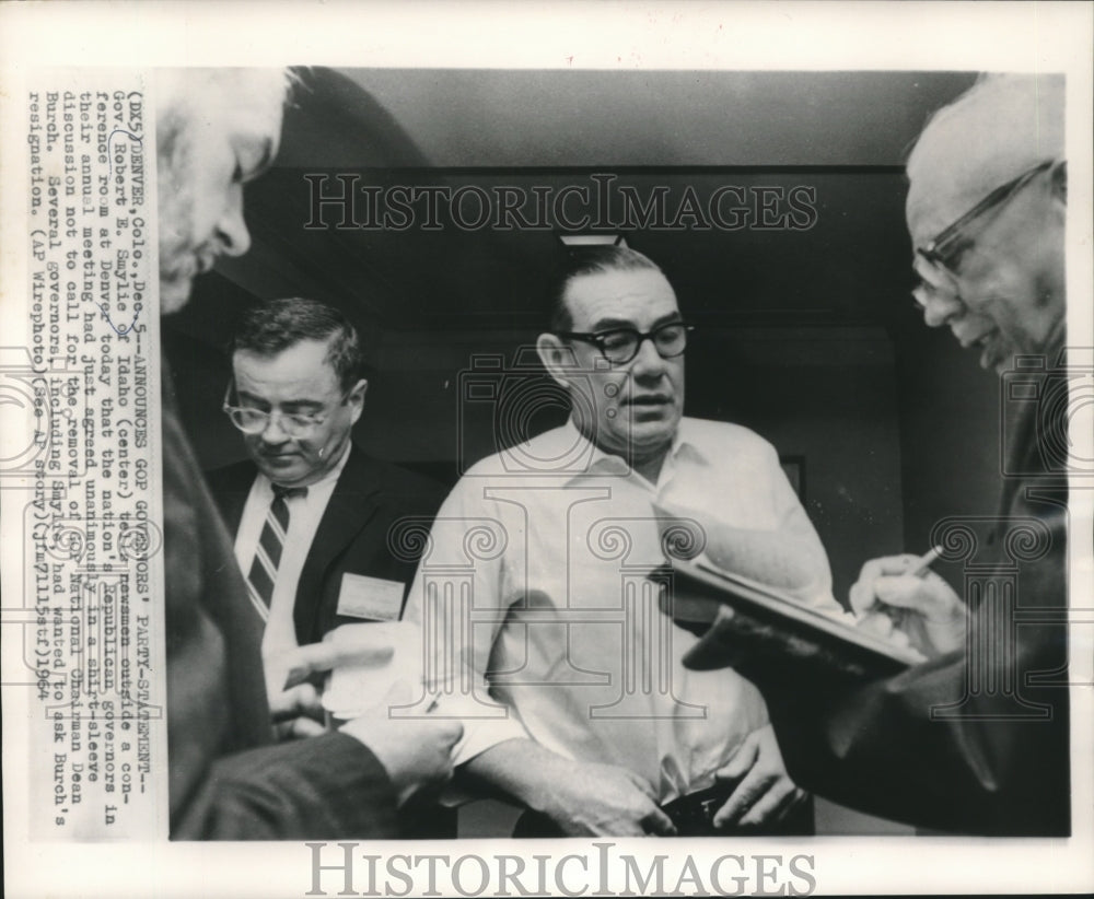 1964 Press Photo Idaho Governor Robert E. Smylie of Idaho with newsmen, Denver - Historic Images
