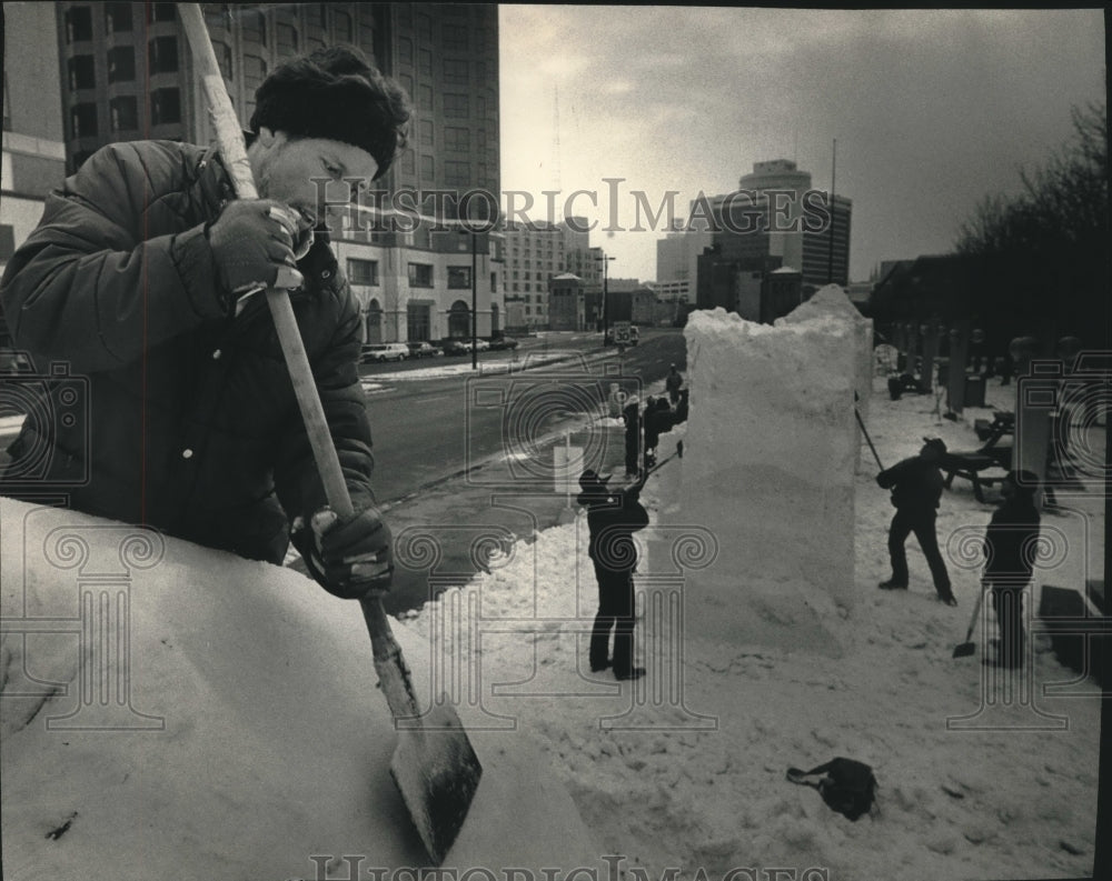 1994 Press Photo Edger Suniga Jiminez works on snow-sculpture, Milwaukee - Historic Images