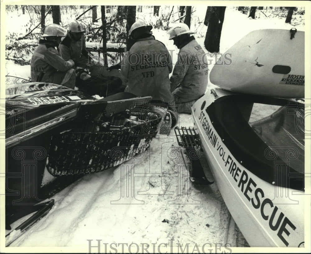 1985 Press Photo Mock snowmobile accident aids training of St. Germain Fire Dept - Historic Images