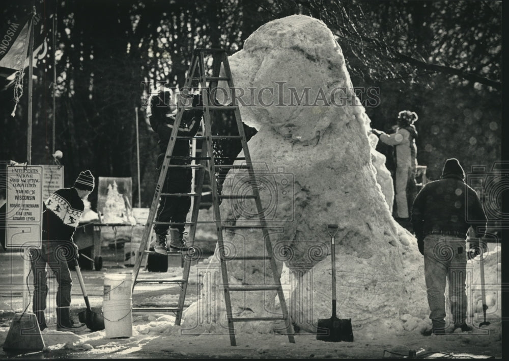 1989 Press Photo Three competition entrants work on snow pup at Milwaukee Zoo - Historic Images