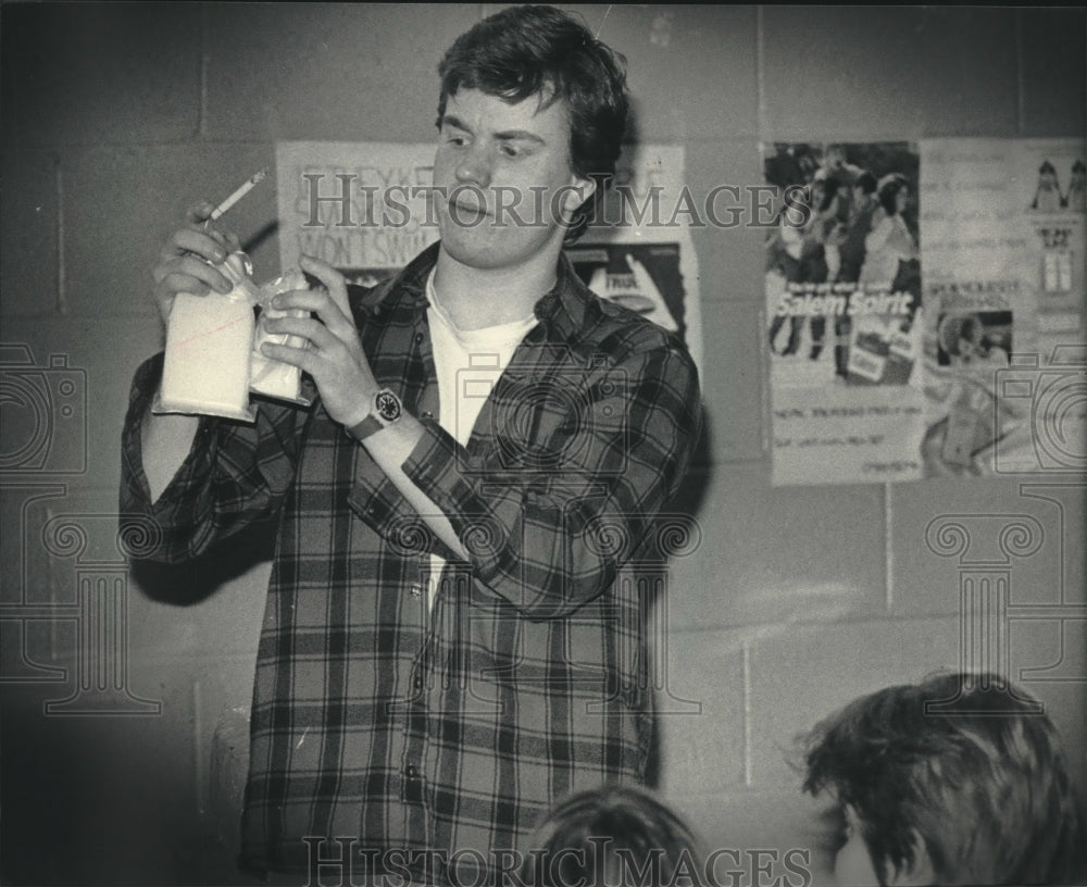 1986, Sean Eaton points out hazards of smoking to students. - Historic Images