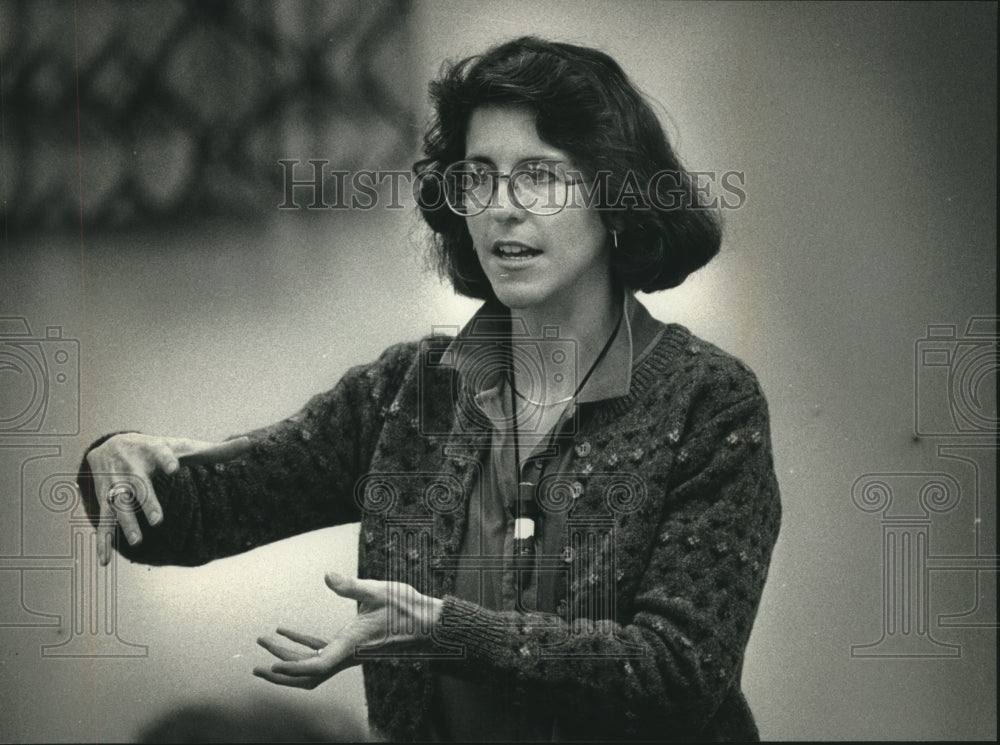 1989 Jan Rosenberg nutrition consultant talking grains, Milwaukee. - Historic Images