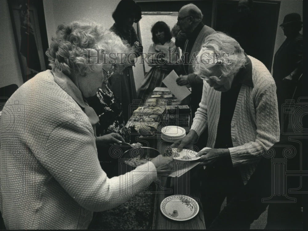 1989 Press Photo School for Seniors getting lesson on whole-grain foods. - Historic Images