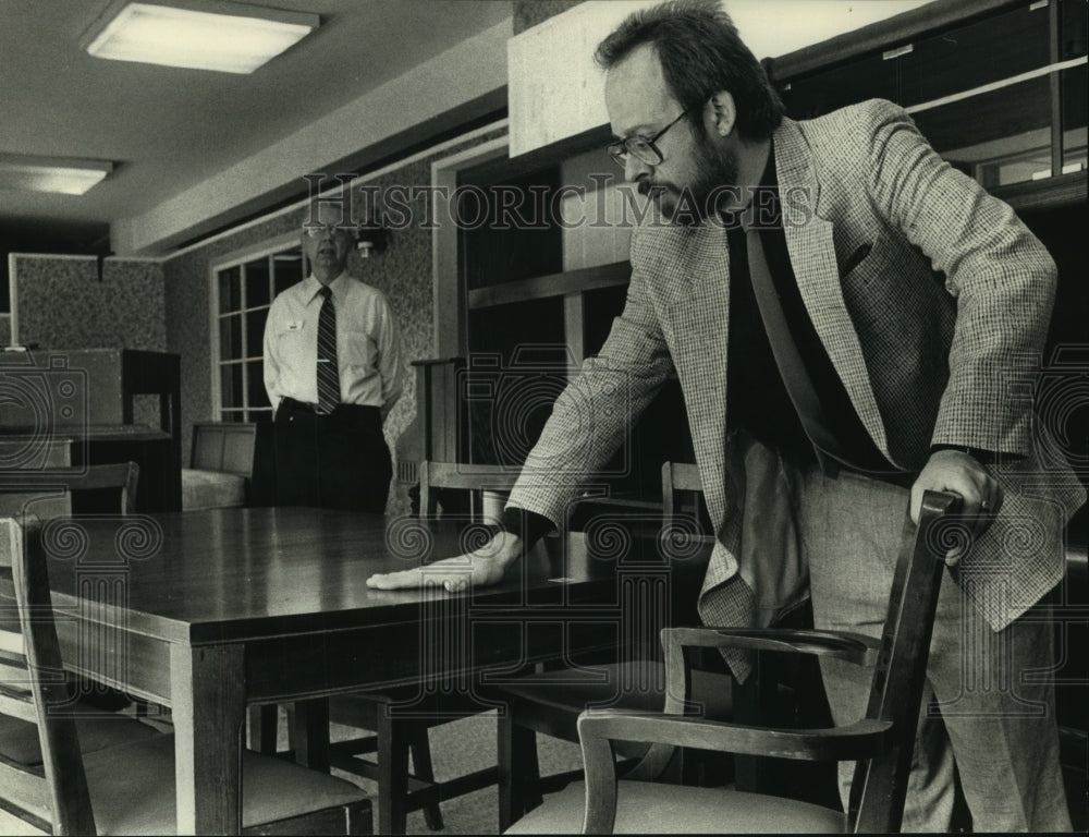 1989 Press Photo Walter Jahnke checks table at St. Vincent De Paul Society store - Historic Images