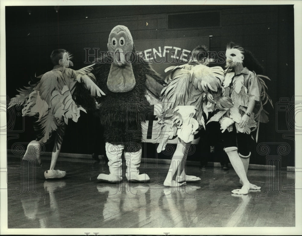 1989 Press Photo Principal C.F.Sheldon and Student Council members turkey dance - Historic Images