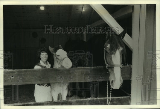 1994 Judy Larson shows off new foal at the Larson Clydesdale Farm. - Historic Images