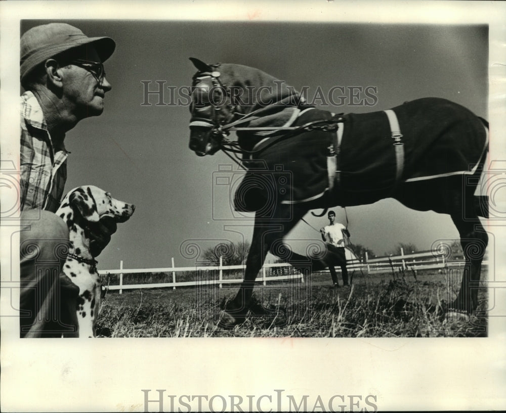 1964 Press Photo Hugh Roberts and dog watch Hugh Jr. train Cody&#39;s Copy. - Historic Images