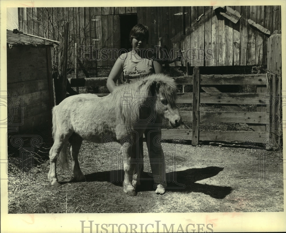 1980, Lynn Bartlett stood with Lightning, her Shetland pony. - Historic Images