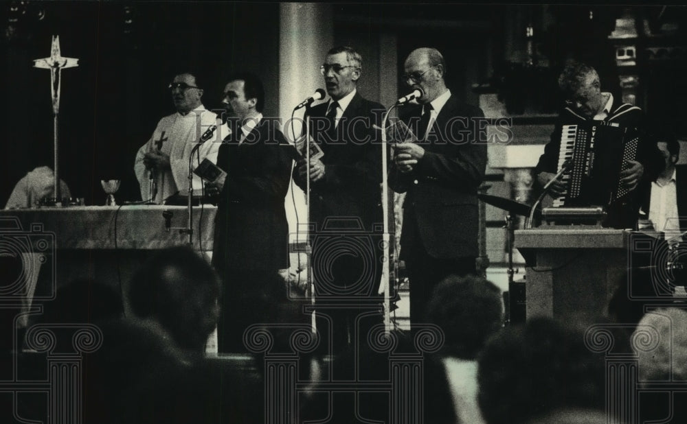 1988, Singing hymns at St. Josaphat Basilica, Milwaukee - mjc01496 - Historic Images