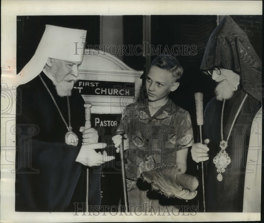 1958 Press Photo Bob Chidsey Explains Baseball to Russian Clergymen Visiting US - Historic Images