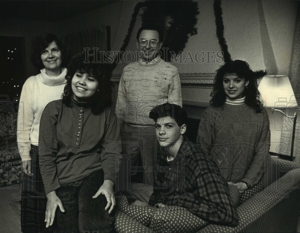 1989 Soviet Student Lili Bulahova With Stevens Family in Wauwatosa - Historic Images