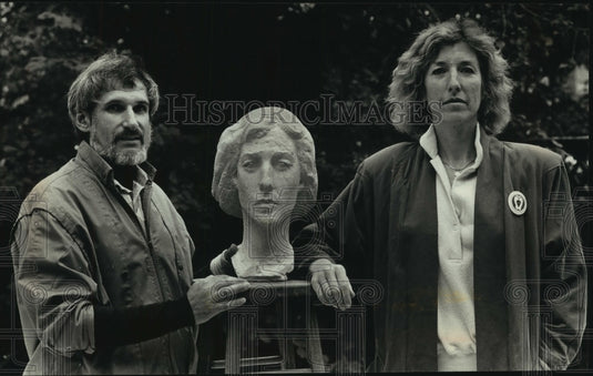 1989 Press Photo Soviet Sculptor Yuri Gibrayev With Bust of Hostess Peggy Elrath - Historic Images
