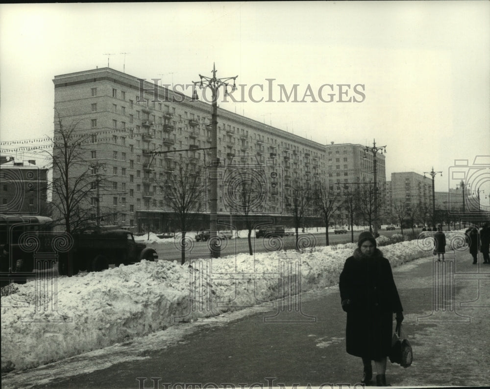 1965 Press Photo Pedestrians walking, apartment building, Kutuzovsky Prospect - Historic Images