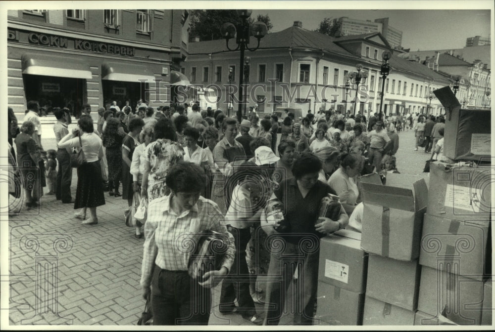 1989 Press Photo Line of people buying jumbo jars of pickles, Russia - mjc01542 - Historic Images