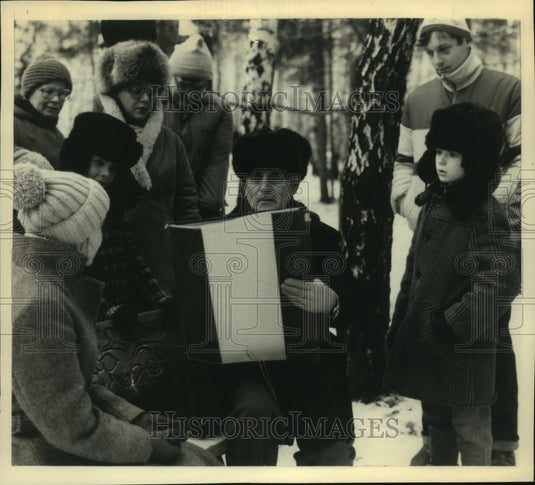 1988 Press Photo An artist sketched a portrait as visitors watched in Russia - Historic Images