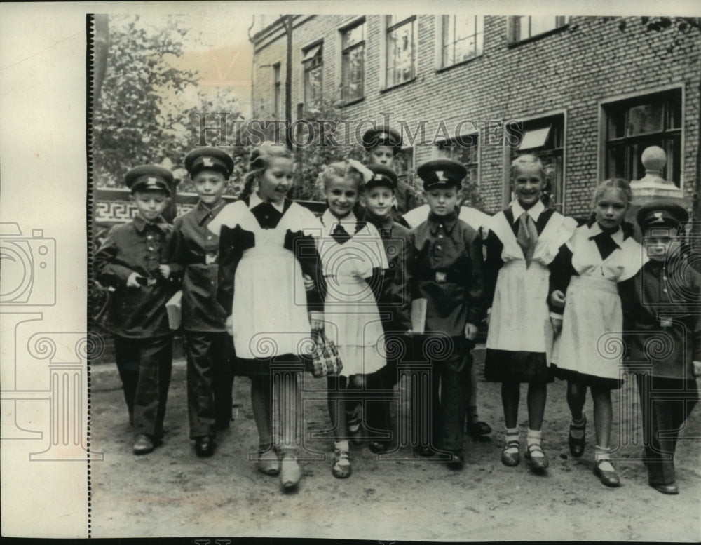 1954 Press Photo Russian school children starts their primary school term - Historic Images