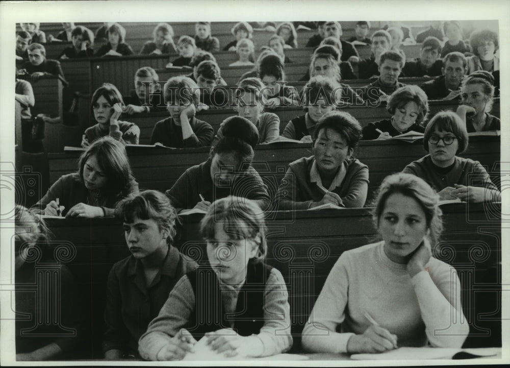 1967 Press Photo A group of medical students at a school in Irkutsk, Siberia. - Historic Images