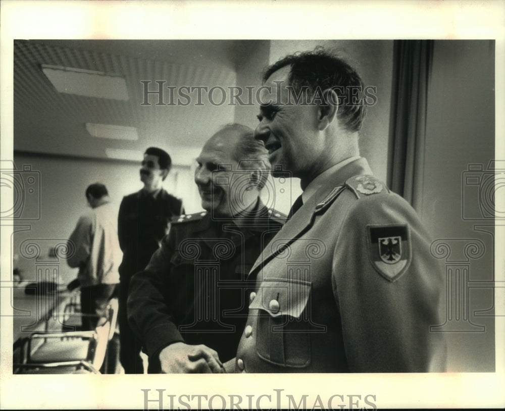 1992 Press Photo Russia&#39;s Col. Vladimir Vaseilievich Streinikow &amp; German officer-Historic Images