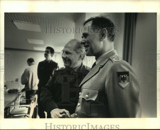 1992 Press Photo Russia's Col. Vladimir Vaseilievich Streinikow & German officer-Historic Images