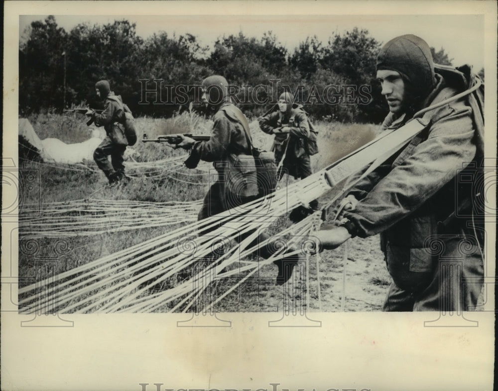 1964, Russian Army airborne troops during a military exercise - Historic Images