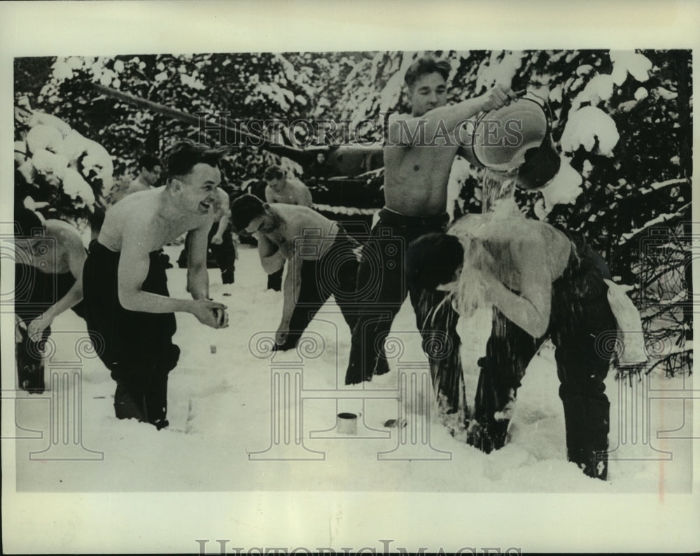 1962 Press Photo Russian Defense Army tank unit enjoys washing in the snow - Historic Images