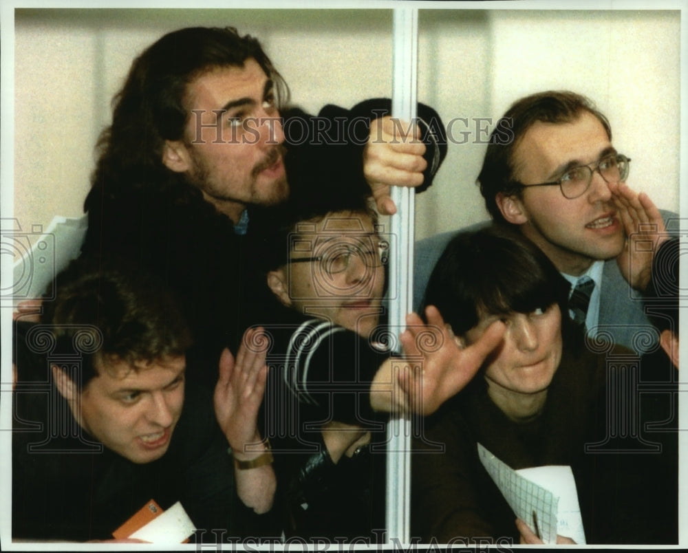 1994 Press Photo Traders Working Frantically at Commodities Exchange in Moscow - Historic Images