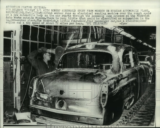 1959 Press Photo Moscow Worker Runs Electrical Sanding Machine Over Automobile - Historic Images