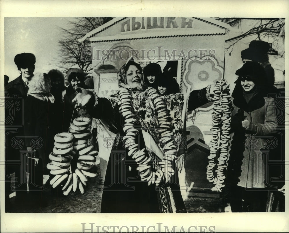 1976 Russians celebrate end of winter at Susanino in Kostroma Oblast - Historic Images