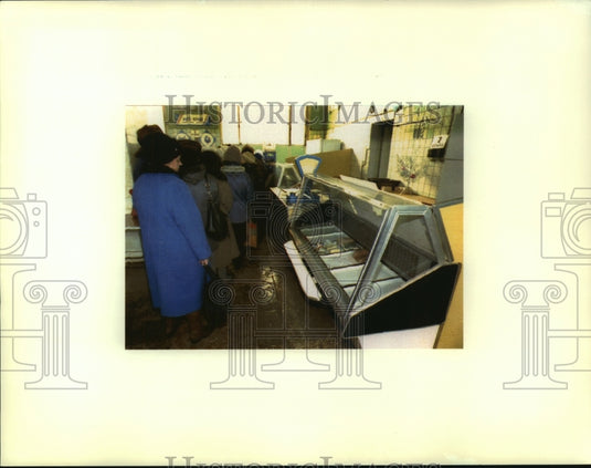 1991 Russian citizens line up at food store - Historic Images