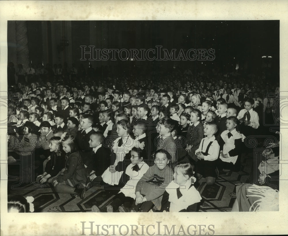 1958 Press Photo Children enjoy Christmas show in Kremlin&#39;s Sports Palace,Russia - Historic Images