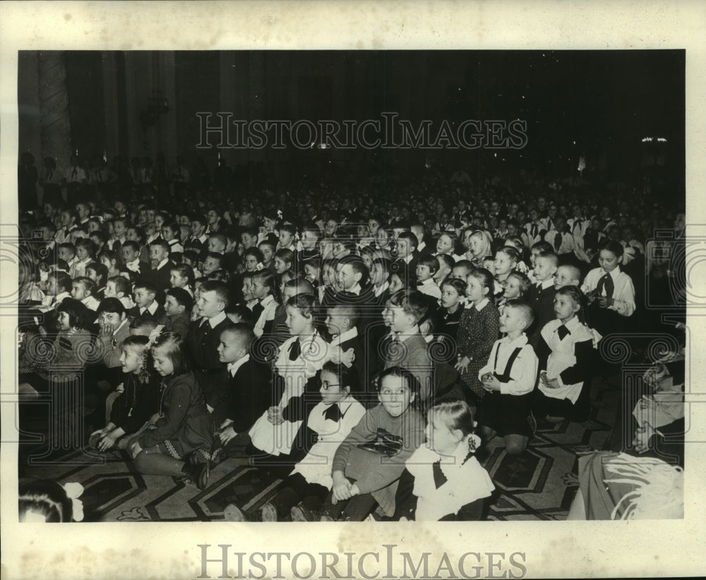 1958 Press Photo Children enjoy Christmas show in Kremlin's Sports Palace,Russia - Historic Images
