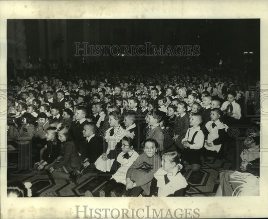 1958 Press Photo Children enjoy Christmas show in Kremlin's Sports Palace,Russia - Historic Images