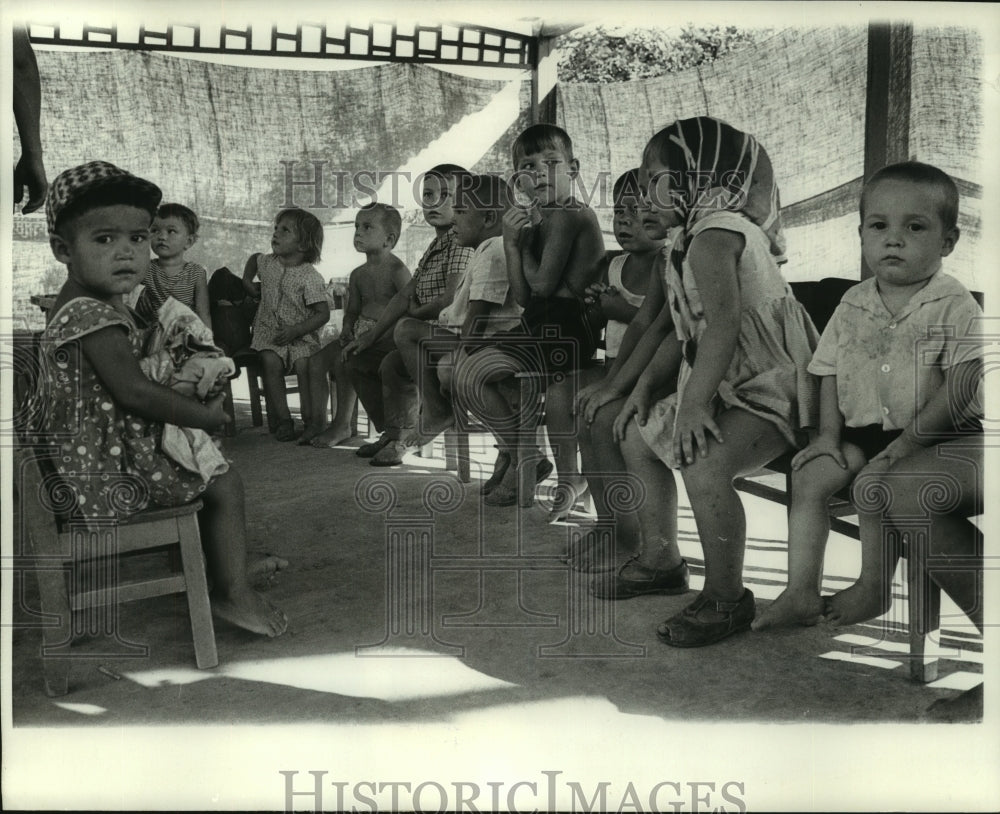 1964 Press Photo Children of the Hungry Steppe gather for class in Russia - Historic Images