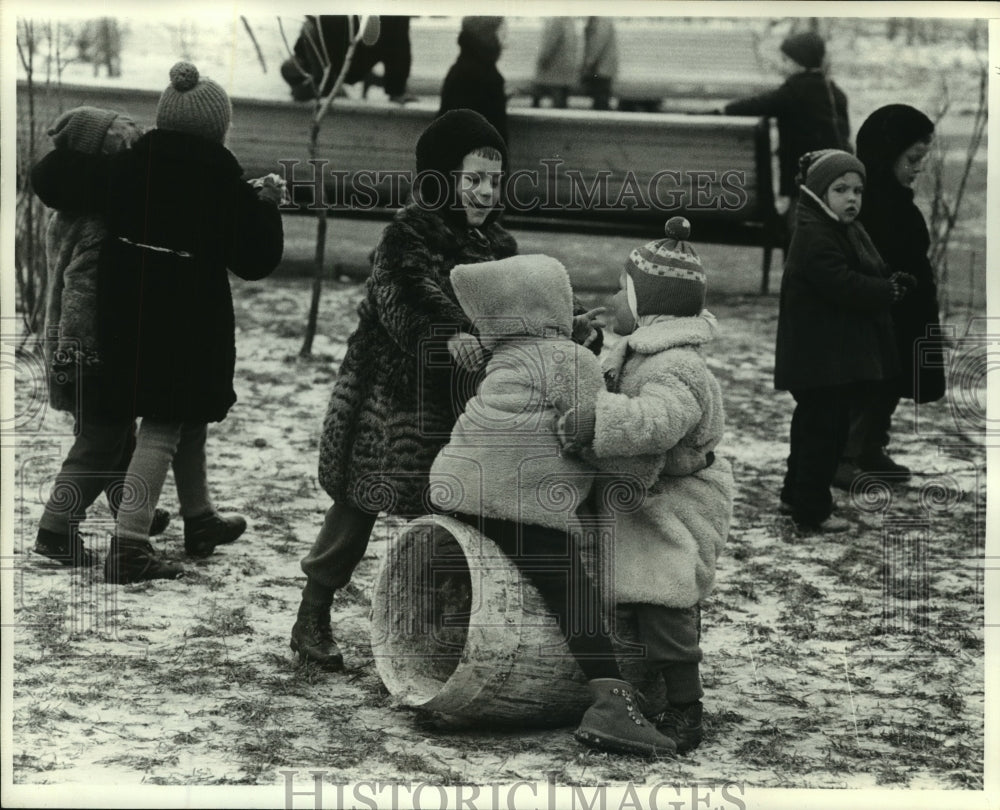 1964 Press Photo Youngsters play in season&#39;s first snow in Moscow, Russia-Historic Images