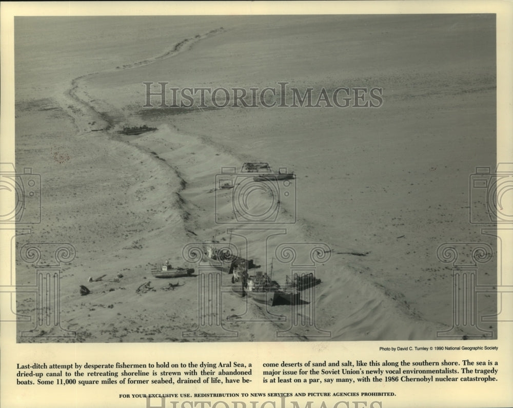 1990 Press Photo Abandoned boats on the retreating shoreline, Aral Sea, Russia - Historic Images