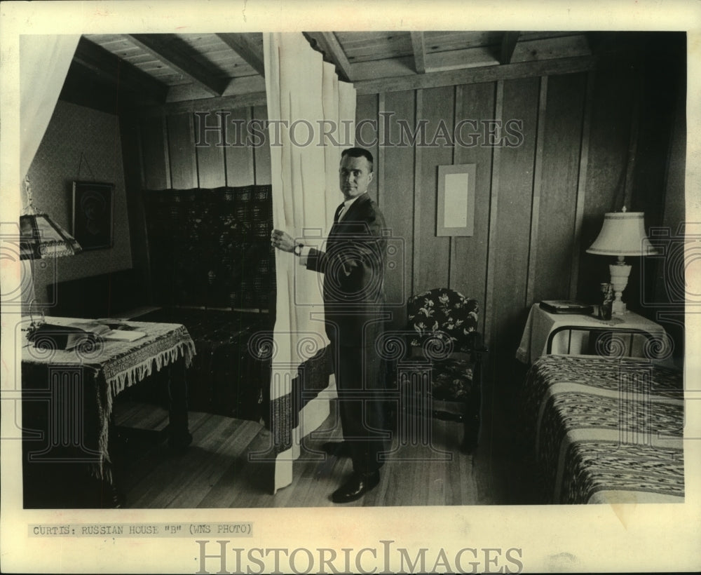 1963 Press Photo fabric curtain that separates the main room of the Russian home- Historic Images