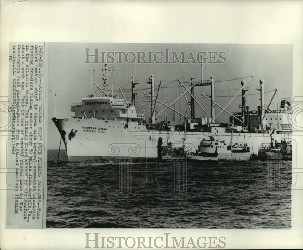 1969 Press Photo Soviet Mother Ship with Fishing Trawlers in Atlantic Ocean - Historic Images