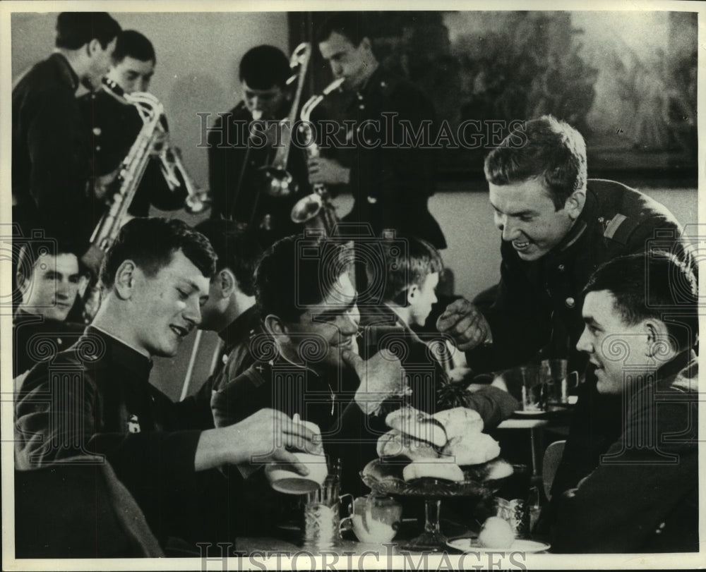 1966 Press Photo Russian Artillery men in the Soldiers&#39; cafe, after hours-Historic Images