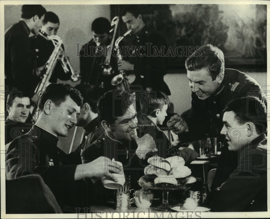 1966 Press Photo Russian Artillery men in the Soldiers' cafe, after hours-Historic Images
