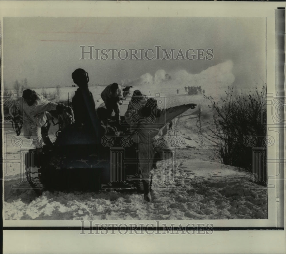 1969 Press Photo Russian airborne troops during maneuvers near Moscow - Historic Images