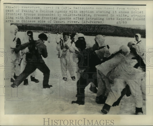 1969, Russian troops and Chinese guards struggle in Kapotzu Island - Historic Images