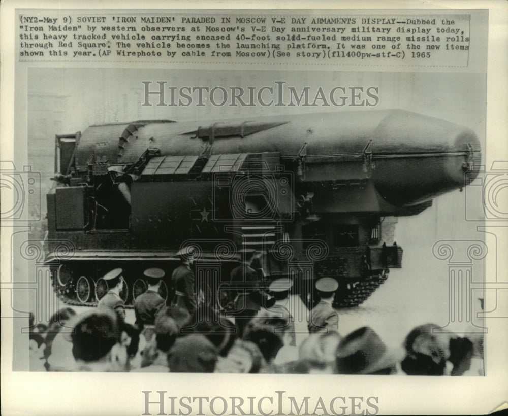 1965 Press Photo Tracked vehicle with 40-foot medium range missile in Red Square - Historic Images