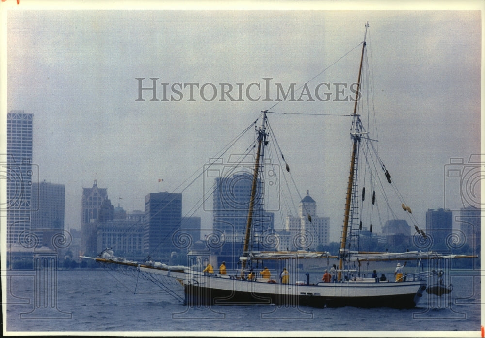 1993 The schooner Madeline arrives in Milwaukee for &quot;Schooner Days&quot; - Historic Images