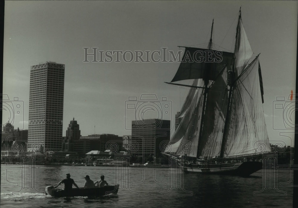 1993 Press Photo Pride of Baltimore II, berthed in Milwaukee for public tours - Historic Images